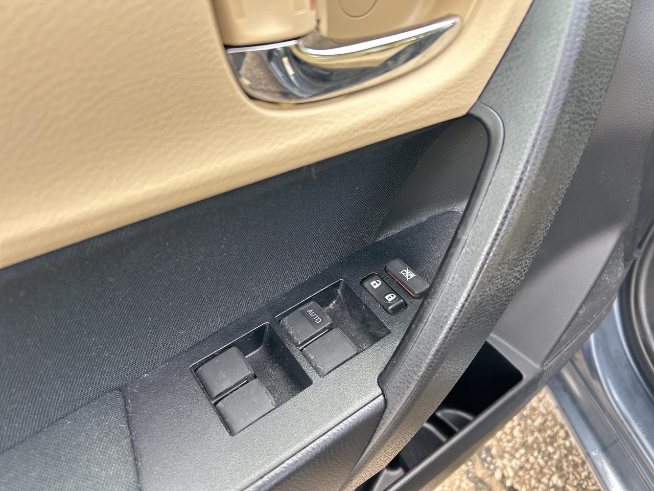 2017 Toyota Corolla LE   ONE OWNER   LOW KM Photo