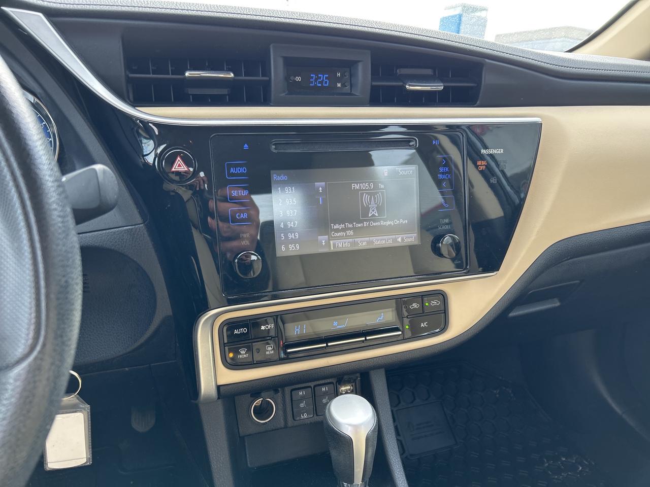 2017 Toyota Corolla LE   ONE OWNER   LOW KM Photo