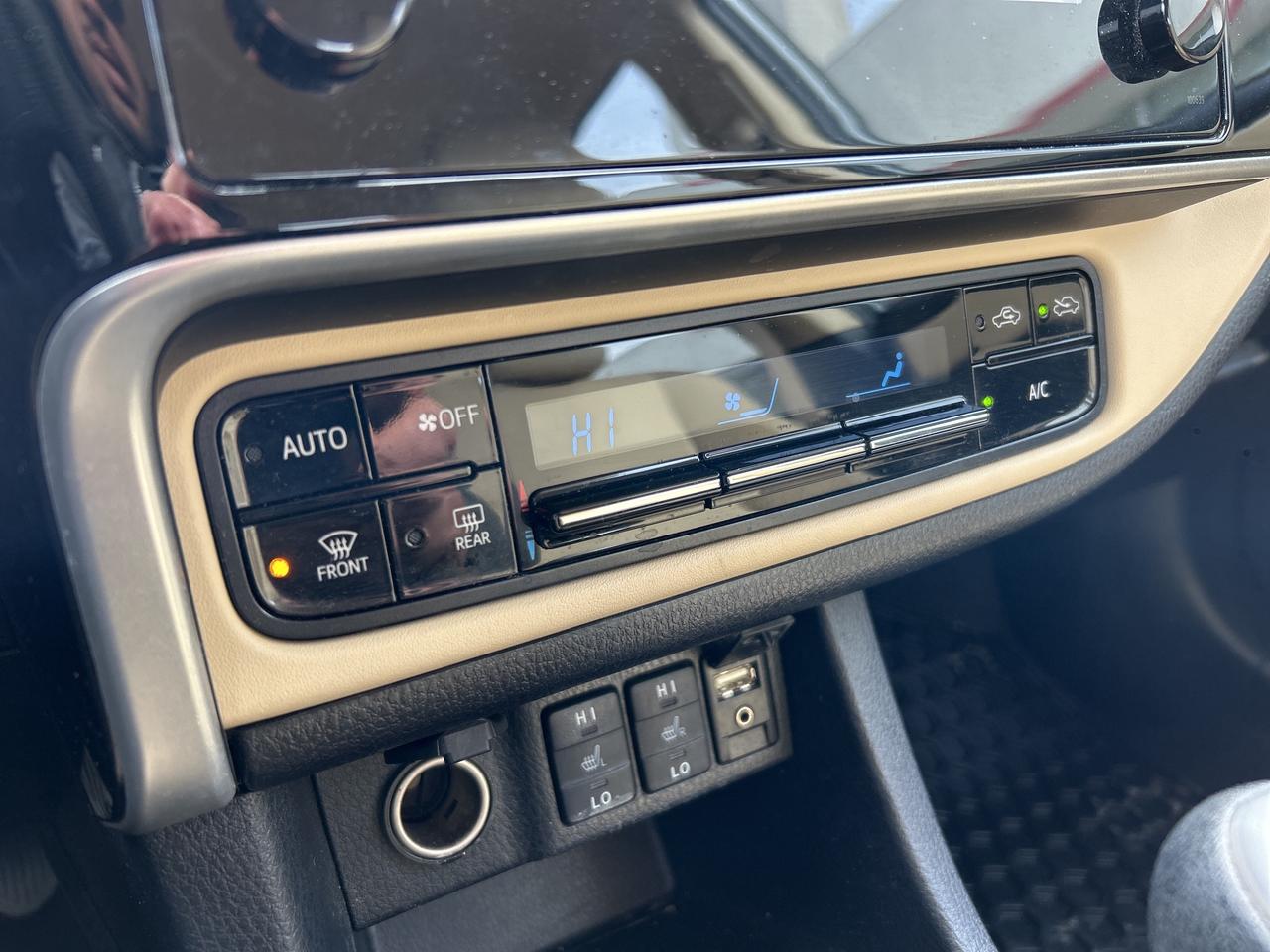 2017 Toyota Corolla LE   ONE OWNER   LOW KM Photo