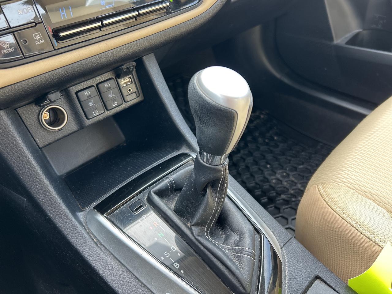 2017 Toyota Corolla LE   ONE OWNER   LOW KM Photo