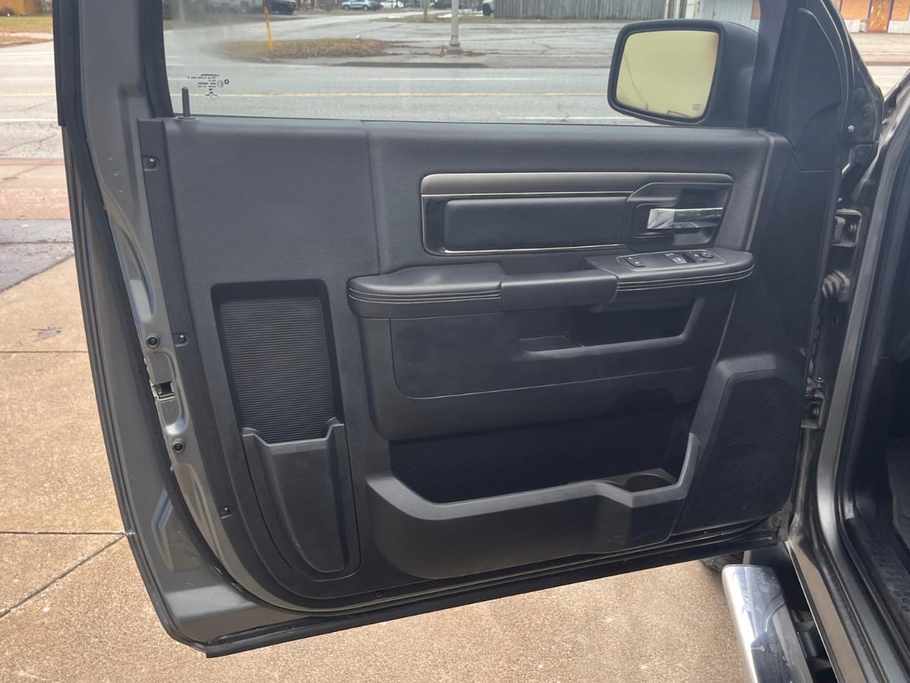 2013 RAM 1500 R/T SCARCE AND DESIRABLE HEMI SHORTY! Photo