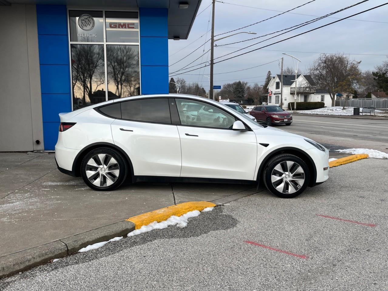2021 Tesla Model Y STANDARD RANGE LOCAL TRADE Photo3