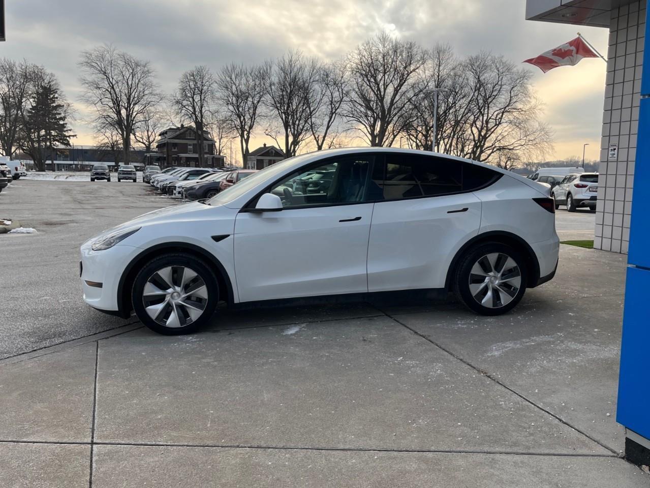 2021 Tesla Model Y STANDARD RANGE LOCAL TRADE Photo
