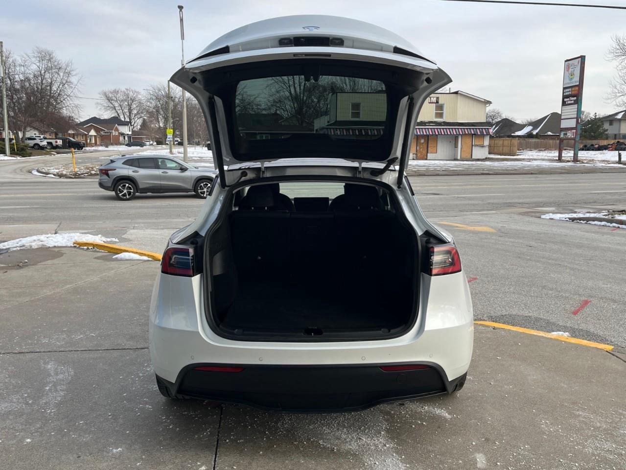 2021 Tesla Model Y STANDARD RANGE LOCAL TRADE Photo
