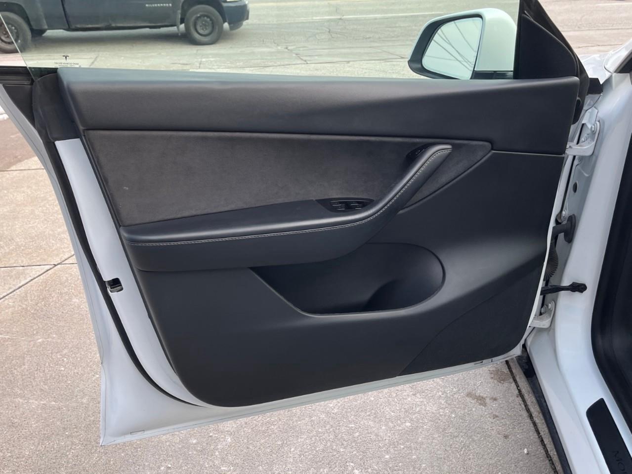 2021 Tesla Model Y STANDARD RANGE LOCAL TRADE Photo