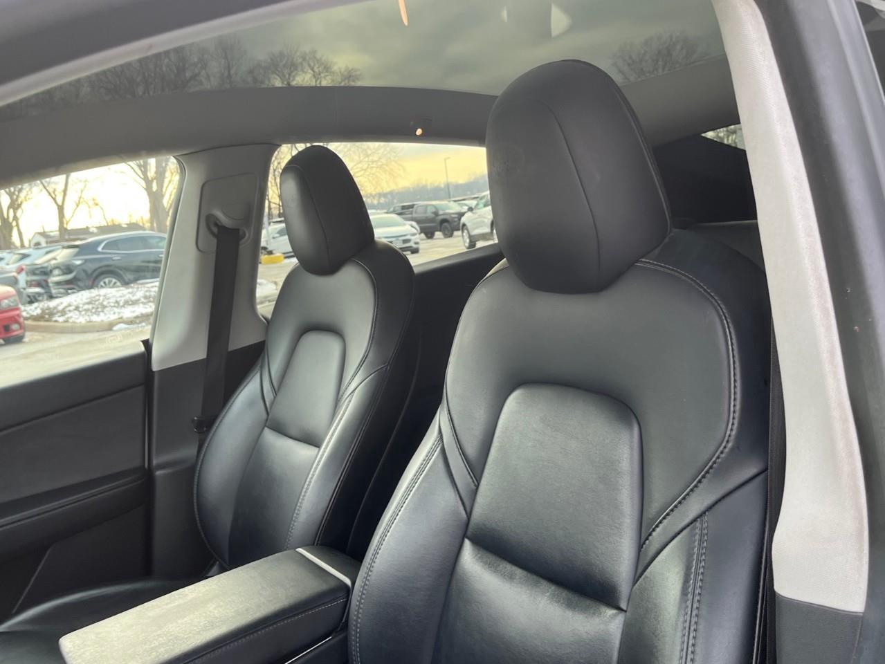 2021 Tesla Model Y STANDARD RANGE LOCAL TRADE Photo