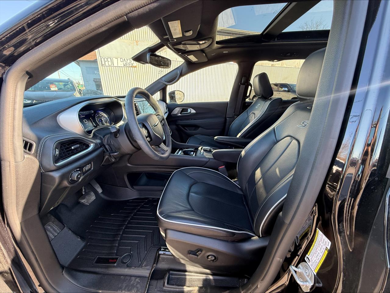 2024 Chrysler Pacifica LIMITED ALL  WHEEL DRIVE !!!  - PANOROOF - DEMO Photo