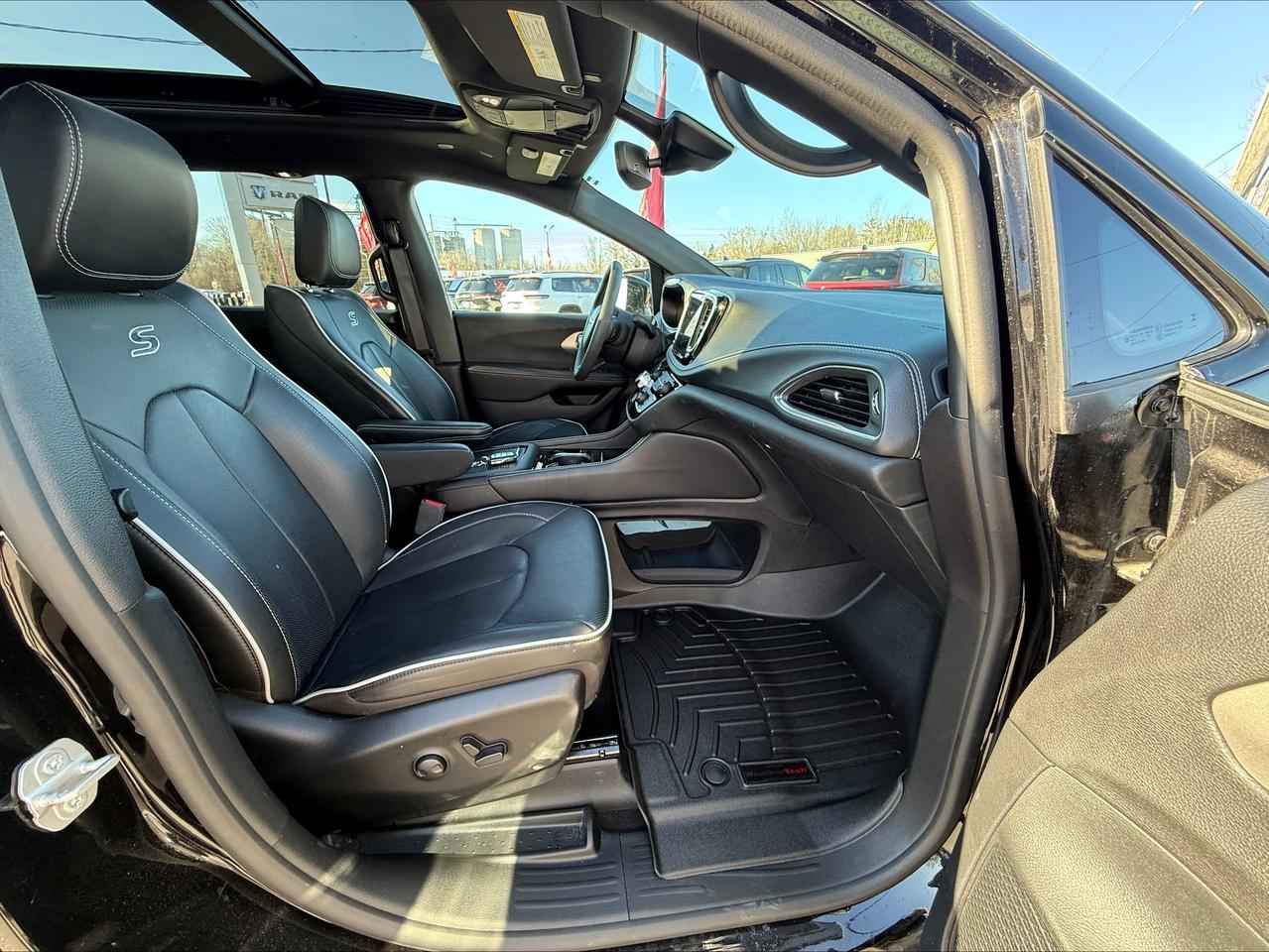 2024 Chrysler Pacifica LIMITED ALL  WHEEL DRIVE !!!  - PANOROOF - DEMO Photo