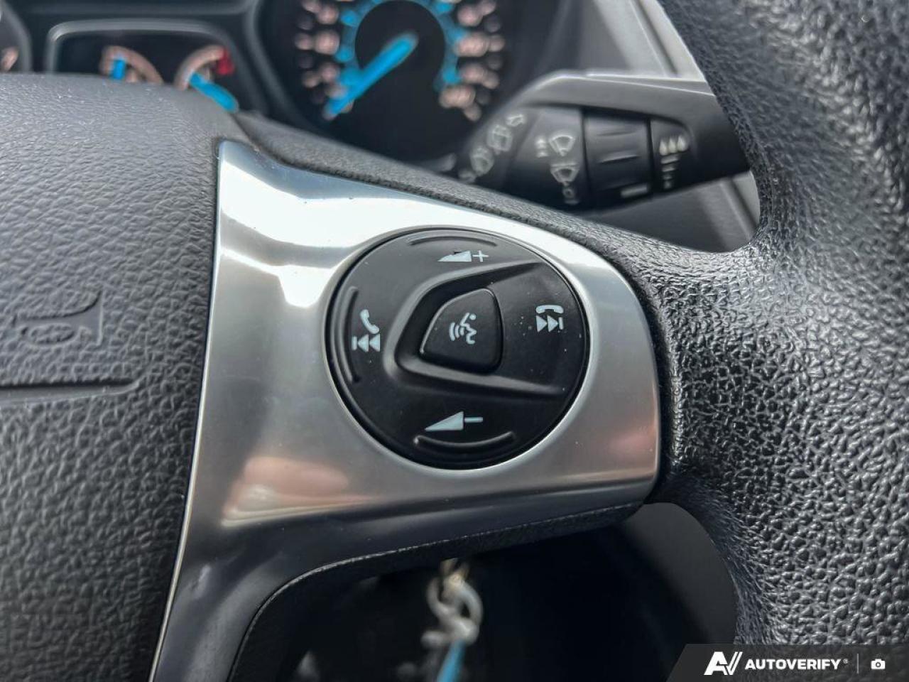 2015 Ford Escape SE   REVERSE CAMERA   VOICE ACT. SYSTEM REVERSE CA Photo