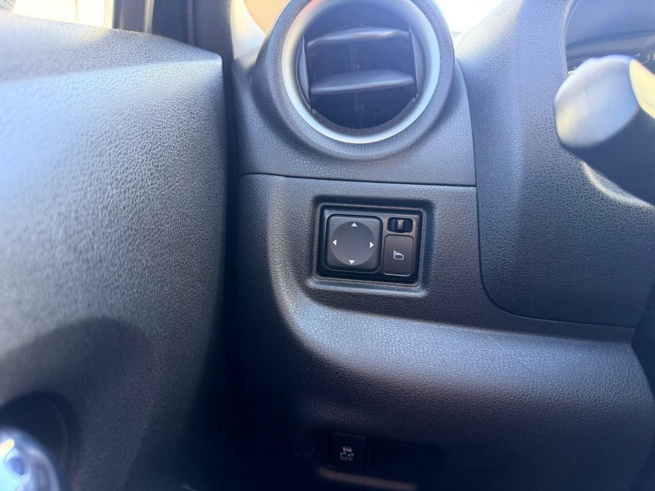 2017 Nissan Versa Note SHATCHBACK, S, 1.6L 16 4-CYLINDER, AUTOMATIC, CLOT Photo