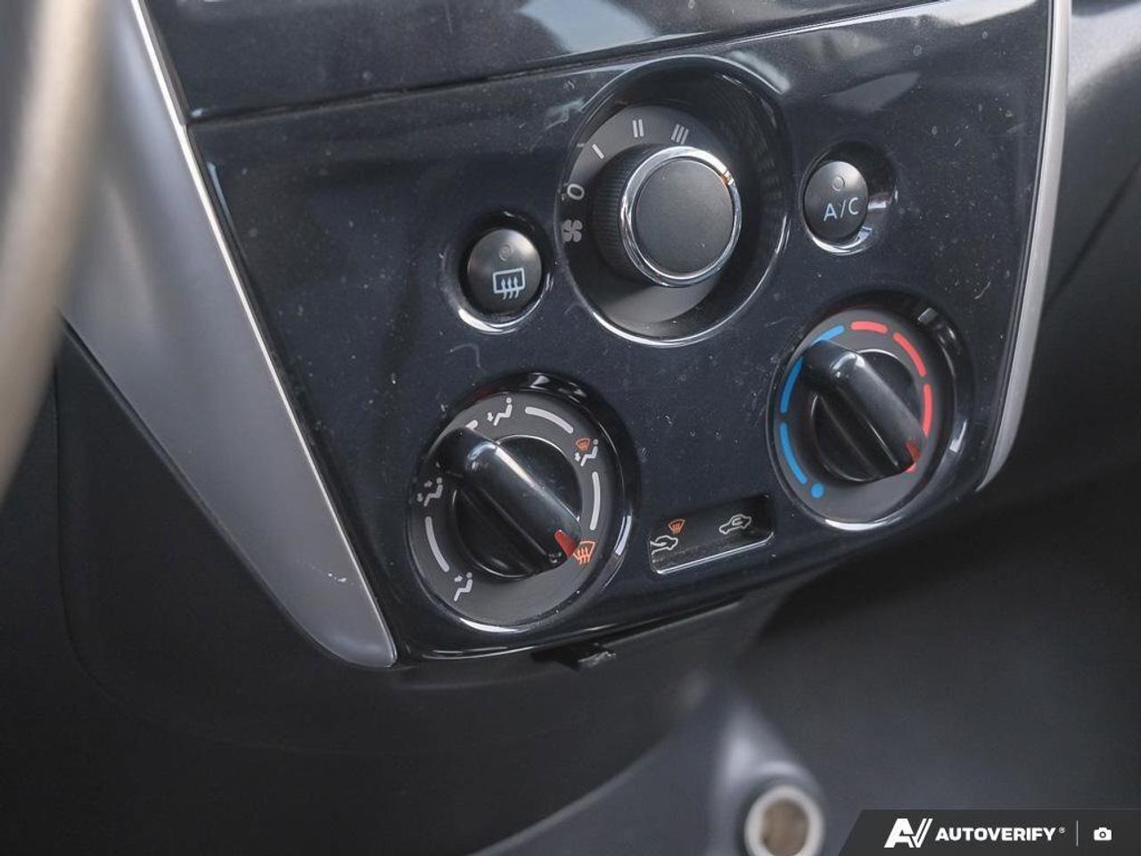 2017 Nissan Versa Note SHATCHBACK, S, 1.6L 16 4-CYLINDER, AUTOMATIC, CLOT Photo
