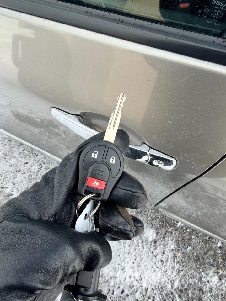 2012 Nissan Rogue FWD 4dr SV Photo