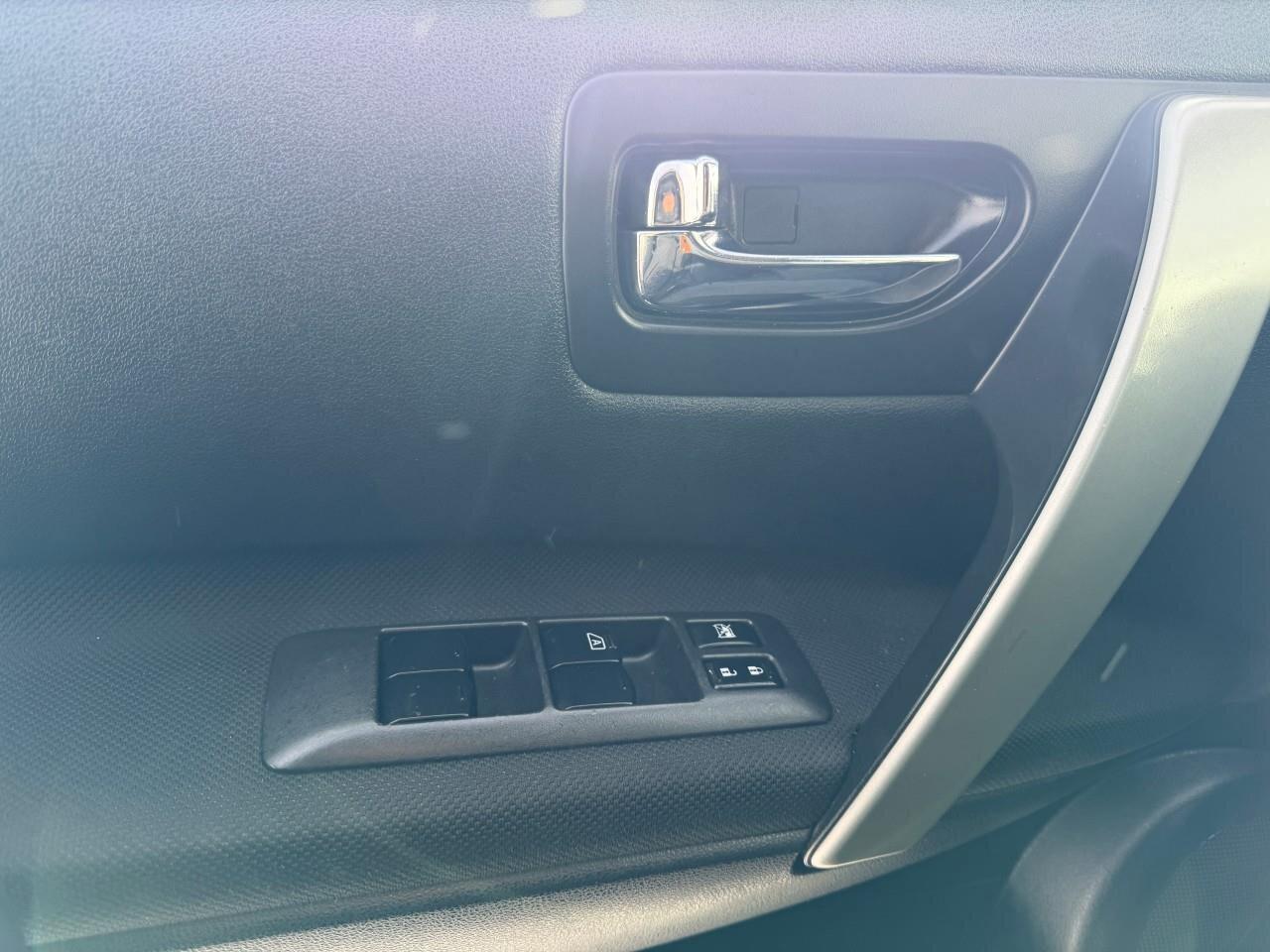 2012 Nissan Rogue FWD 4dr SV Photo