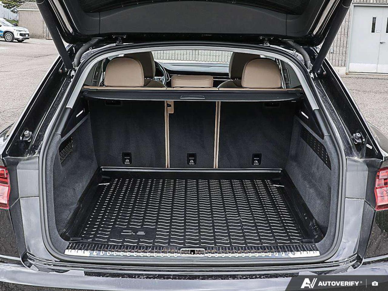 2019 Audi Q8 ProgressivACCIDENT-FREE, DRIVERS ASSIST PACK, B&O AUDIO, HTD + CLD SEATS, SUNROOF Photo