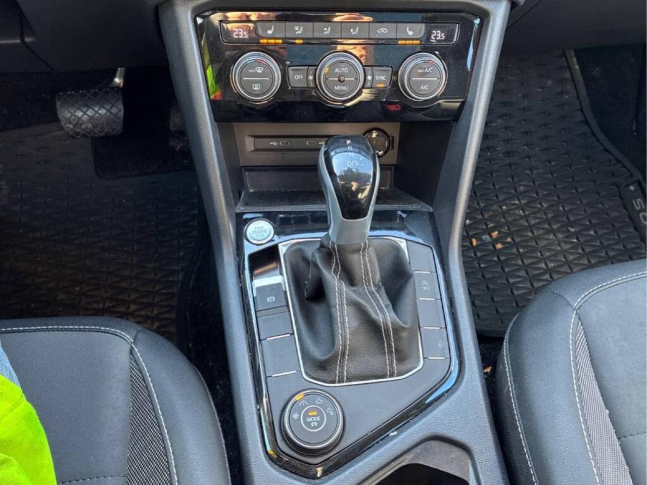 2023 Volkswagen Taos 4MOTION/NAVI/Leather/Sunroof/Remote Start/Clean Ca Photo