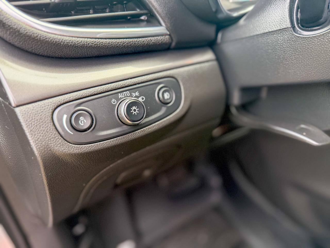 2017 Buick Encore Essence/AWD/LOW KM/BSM/REMOTE/NAVI/CAMERA/LEATHER Photo