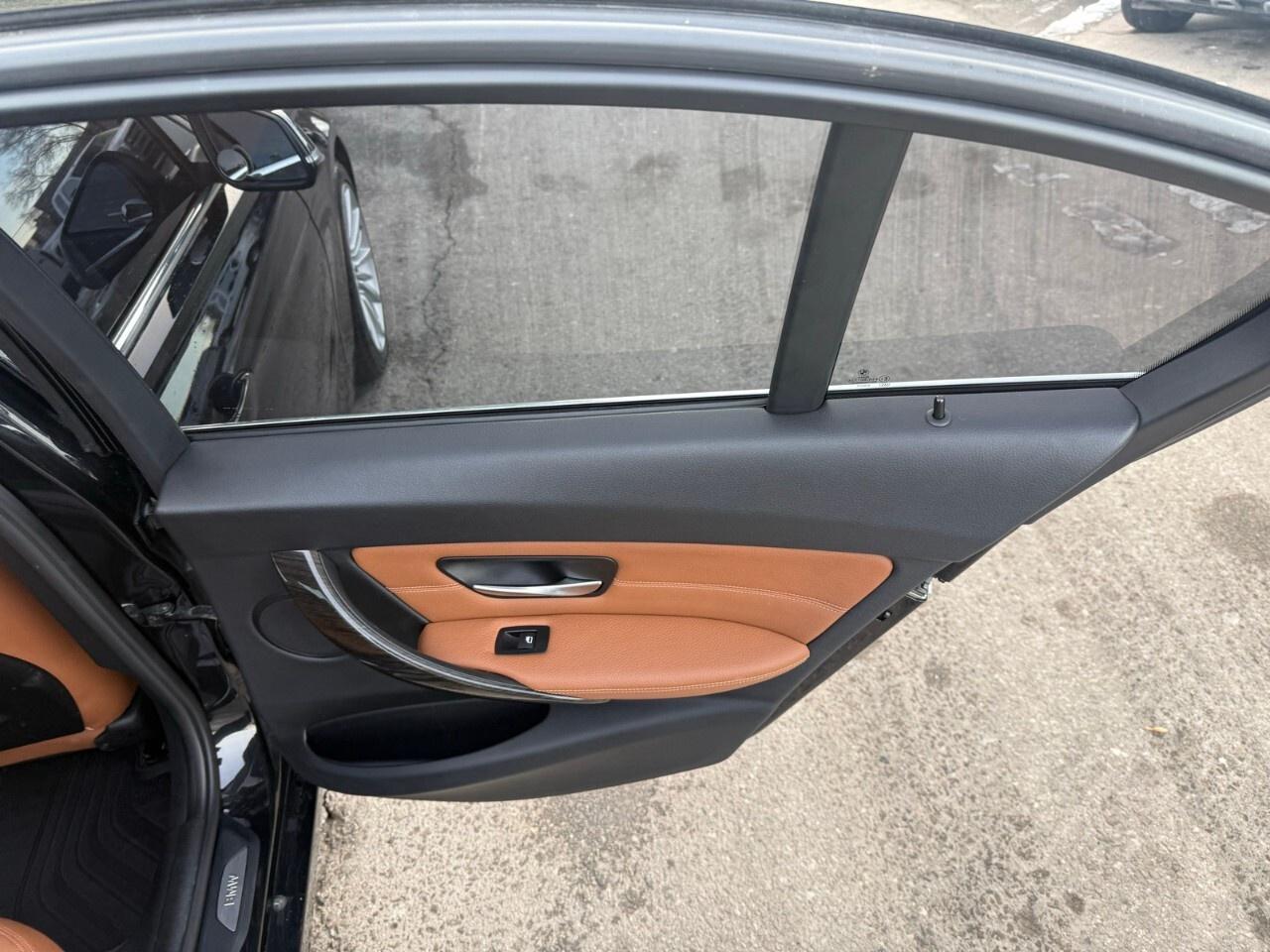 2015 BMW 3 Series 4dr Sdn 320i xDrive AWD 2015 BMW 320 X Dr. low kil Photo