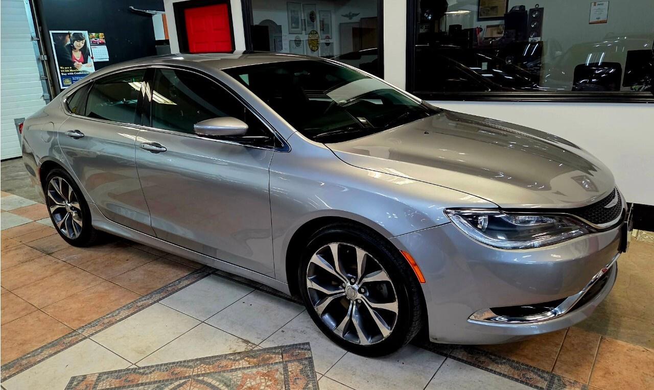2016 Chrysler 200 4dr Sdn C FWD Leather Loaded/Backup Camera/Sunroof Photo4