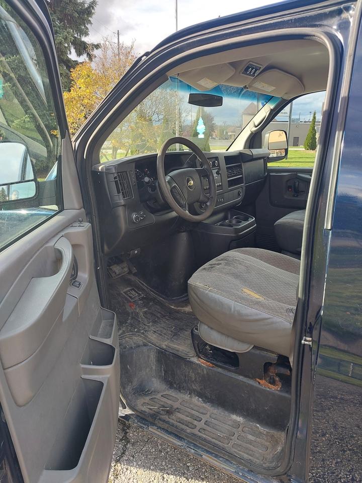 2014 Chevrolet Express 3500 LT 15 Passenger 6.0L V8 Photo