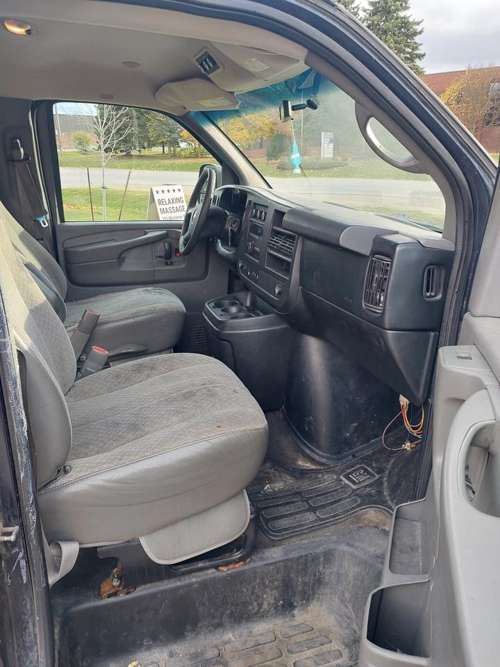 2014 Chevrolet Express 3500 LT 15 Passenger 6.0L V8 Photo