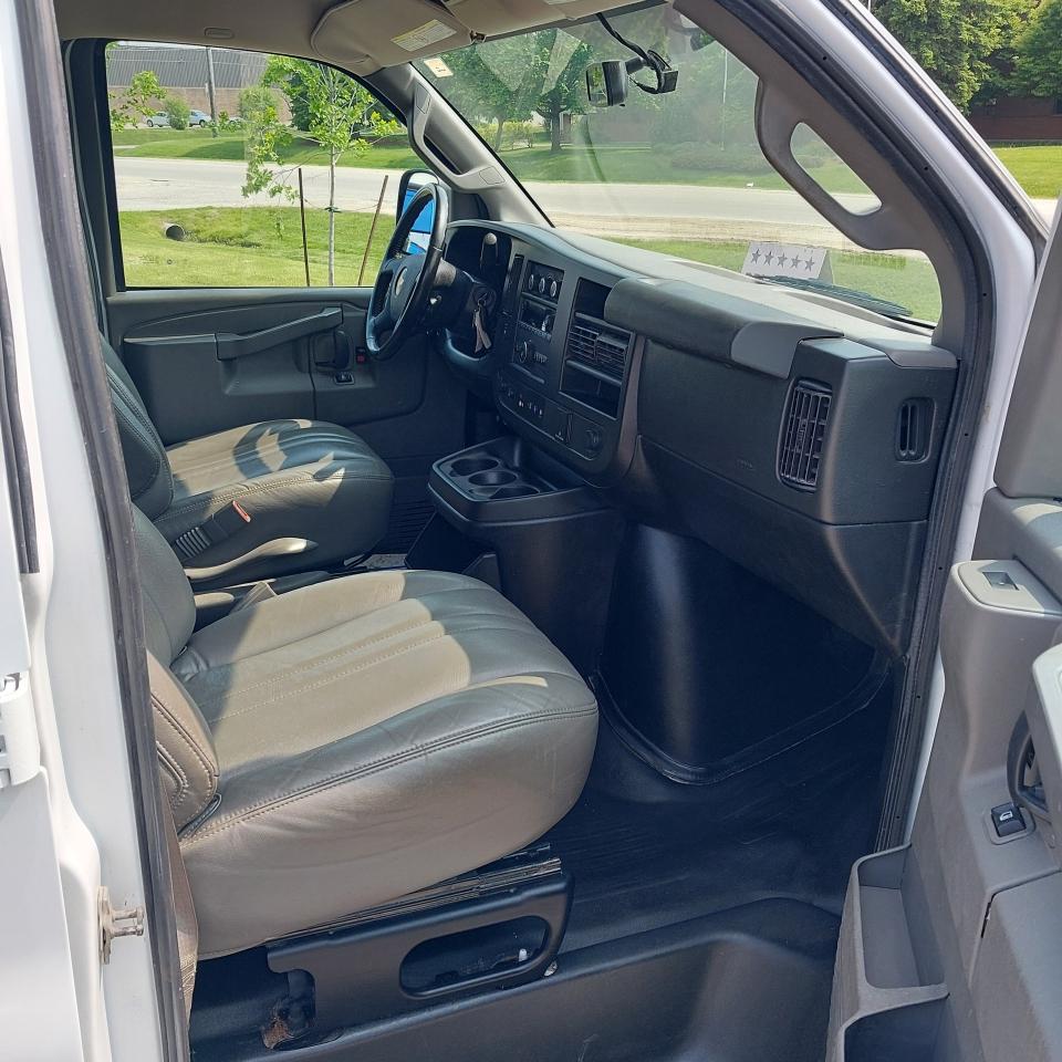 2022 Chevrolet Express 2500 12 Passenger Van Photo