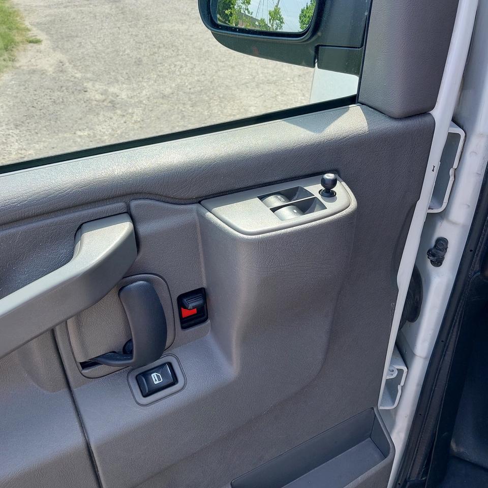 2022 Chevrolet Express 2500 12 Passenger Van Photo