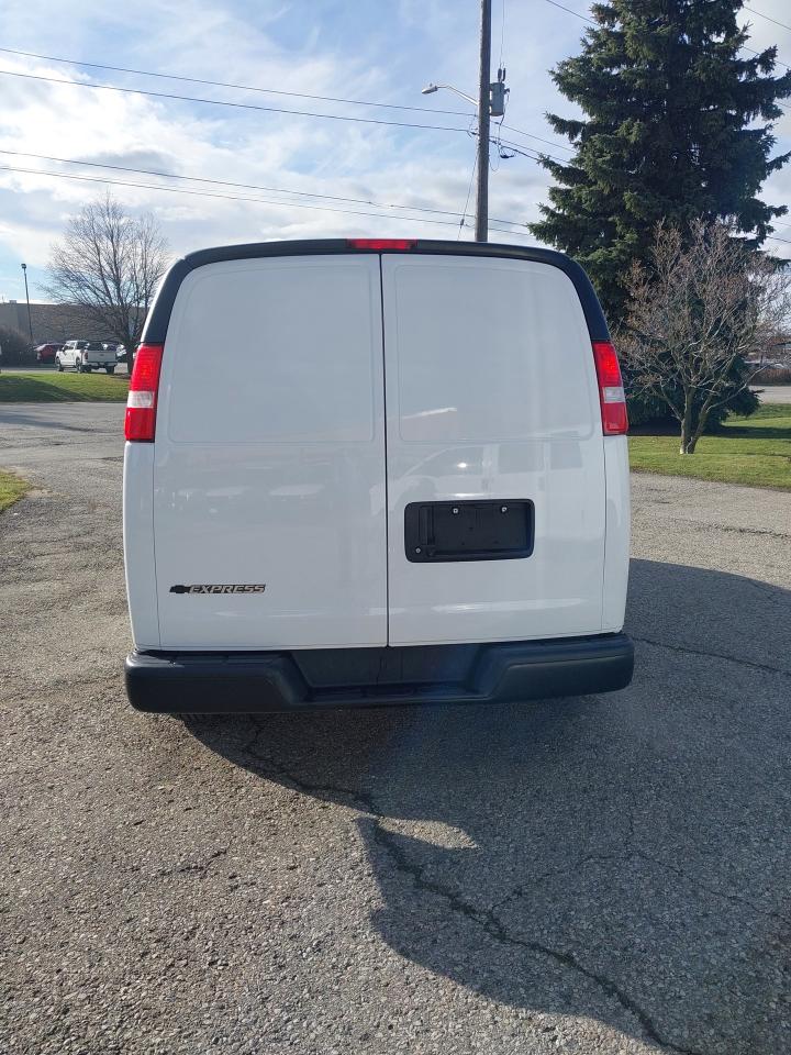 2021 Chevrolet Express 2500 6.6L Gas 8,000km Photo3