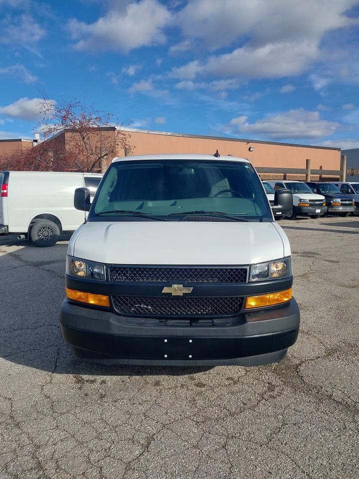 2021 Chevrolet Express 2500 6.6L Gas 8,000km Photo