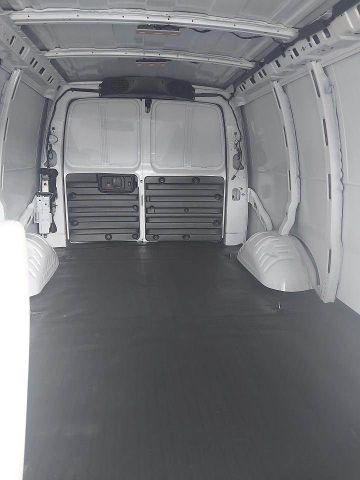 2021 Chevrolet Express 2500 6.6L Gas 8,000km Photo