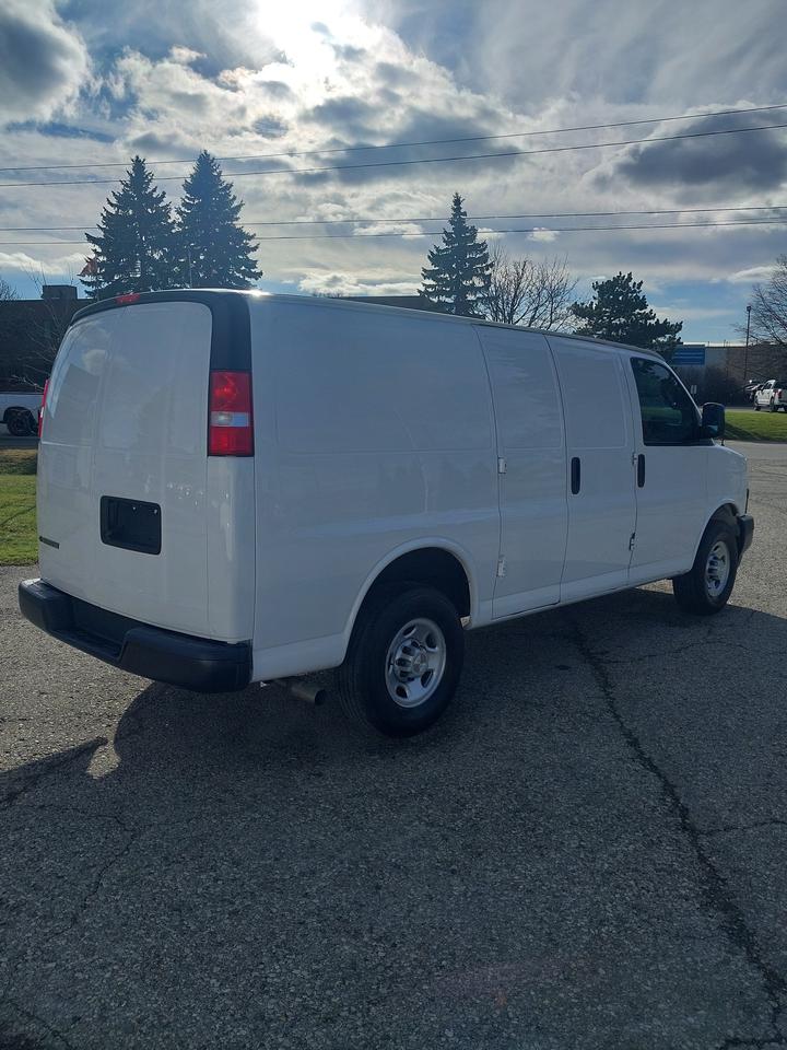 2021 Chevrolet Express 2500 6.6L Gas 8,000km Photo