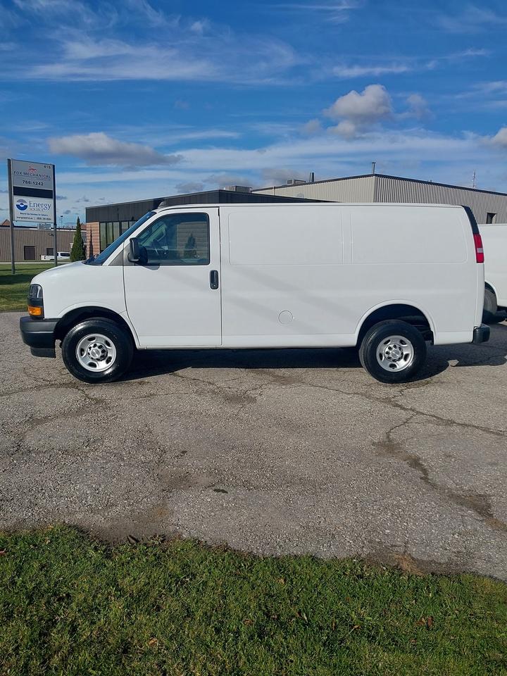 2021 Chevrolet Express 2500 6.6L Gas 8,000km Photo