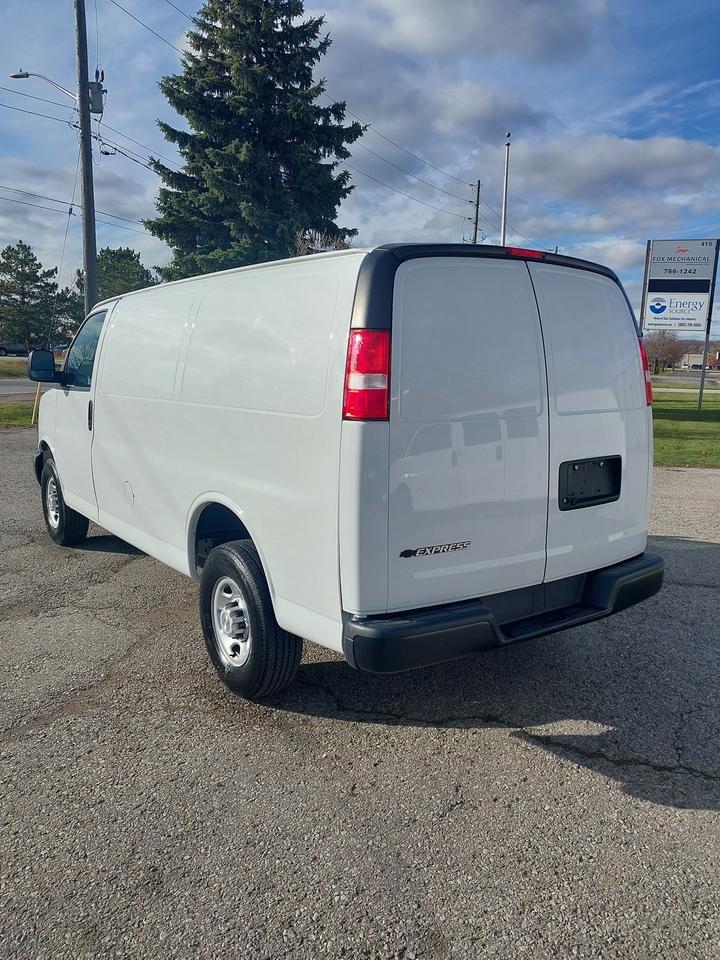2021 Chevrolet Express 2500 6.6L Gas 8,000km Photo2