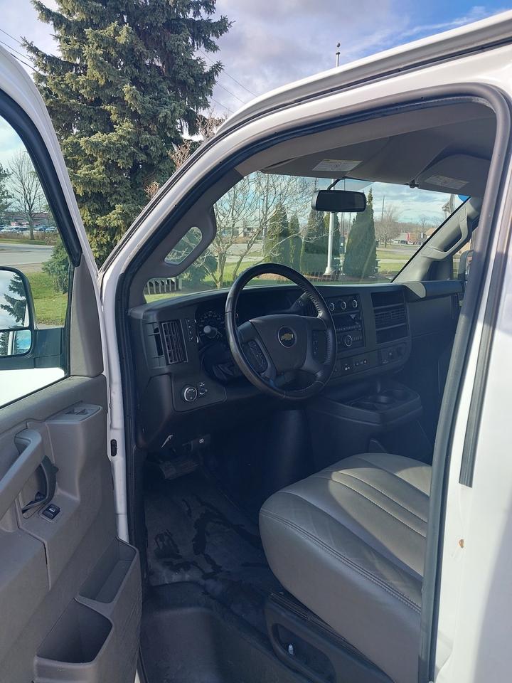 2021 Chevrolet Express 2500 6.6L Gas 8,000km Photo