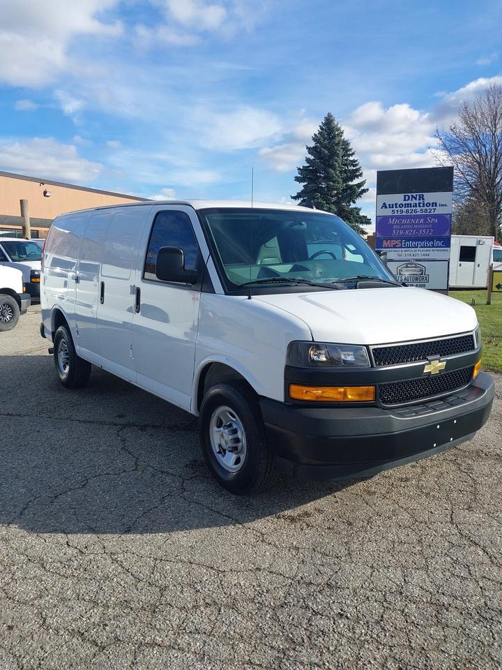 2021 Chevrolet Express 2500 6.6L Gas 8,000km Photo