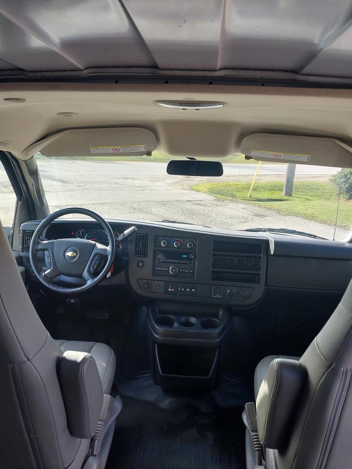 2021 Chevrolet Express 2500 6.6L Gas 8,000km Photo