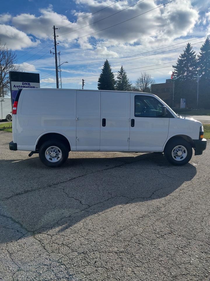 2021 Chevrolet Express 2500 6.6L Gas 8,000km Photo