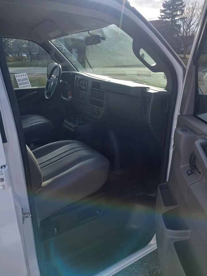 2021 Chevrolet Express 2500 6.6L Gas 8,000km Photo