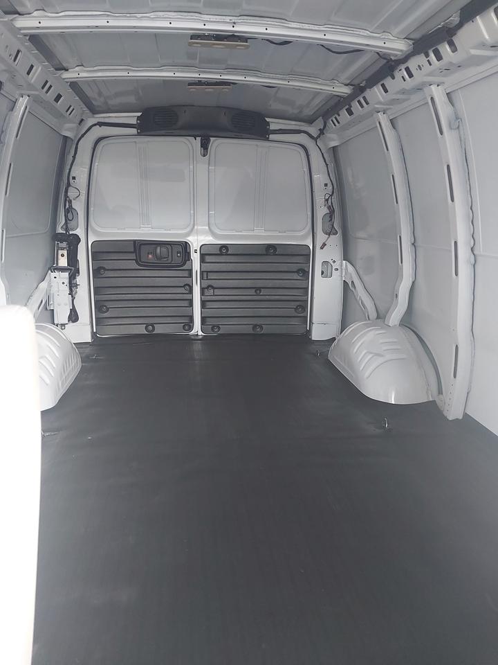 2021 Chevrolet Express 2500 6.6L Gas 8,000km Photo