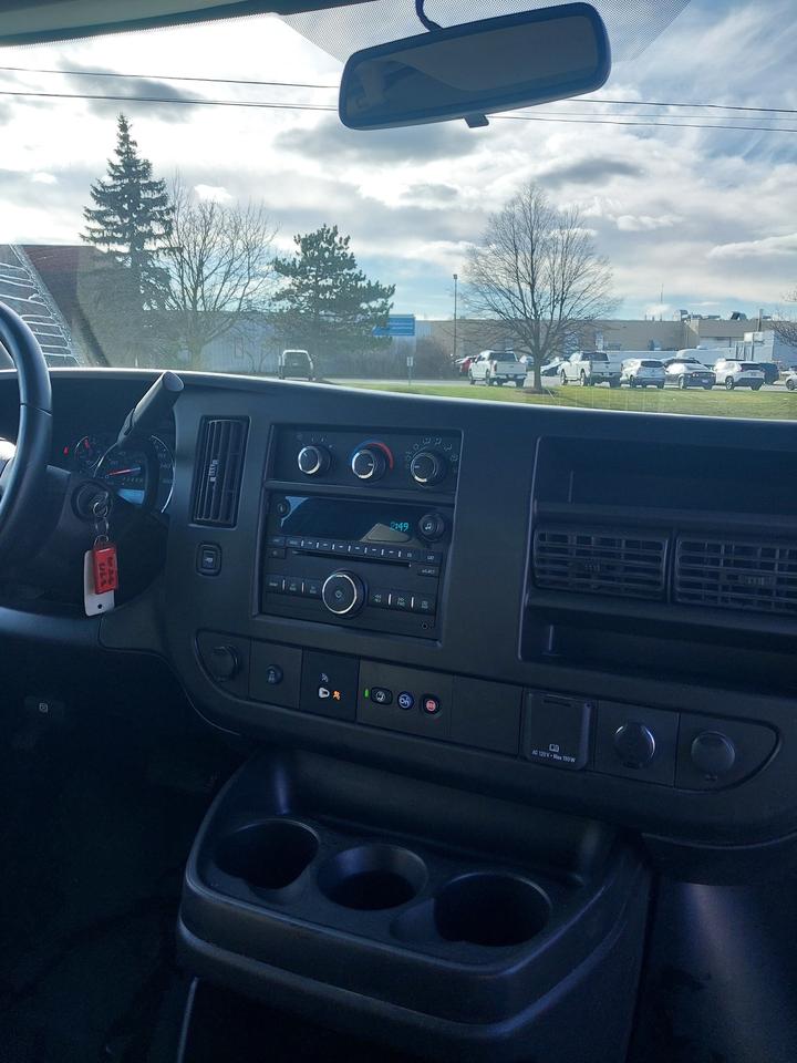 2021 Chevrolet Express 2500 6.6L Gas 8,000km Photo
