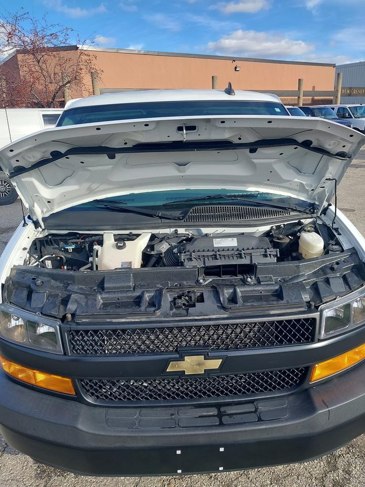 2021 Chevrolet Express 2500 6.6L Gas 8,000km Photo