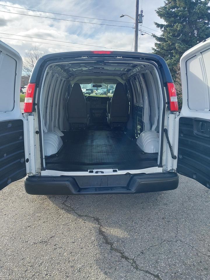 2021 Chevrolet Express 2500 6.6L Gas 8,000km Photo