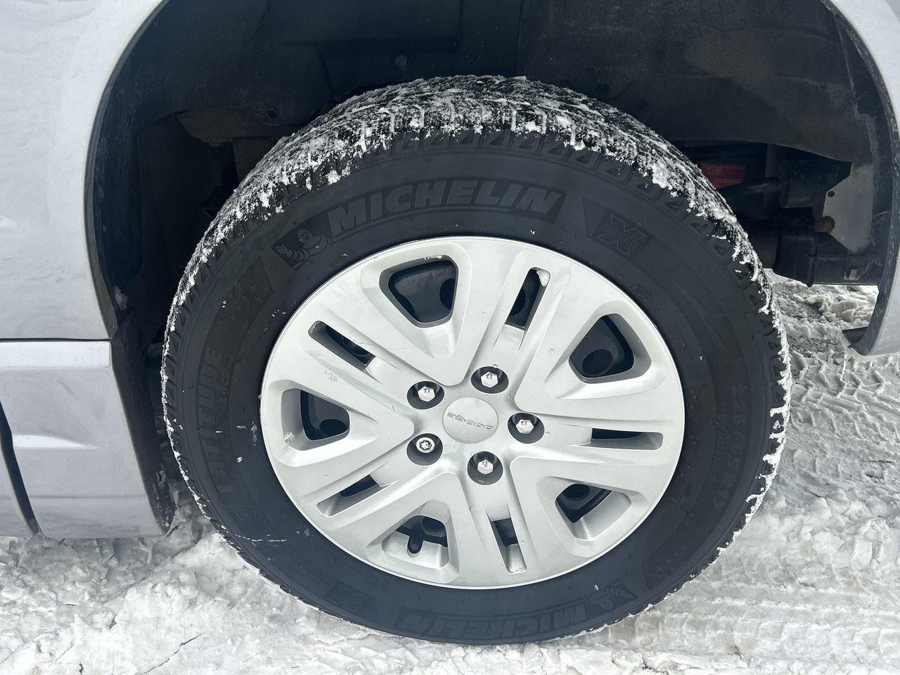 2016 Dodge Grand Caravan SE / SXT   Wheelchair Accessible Photo