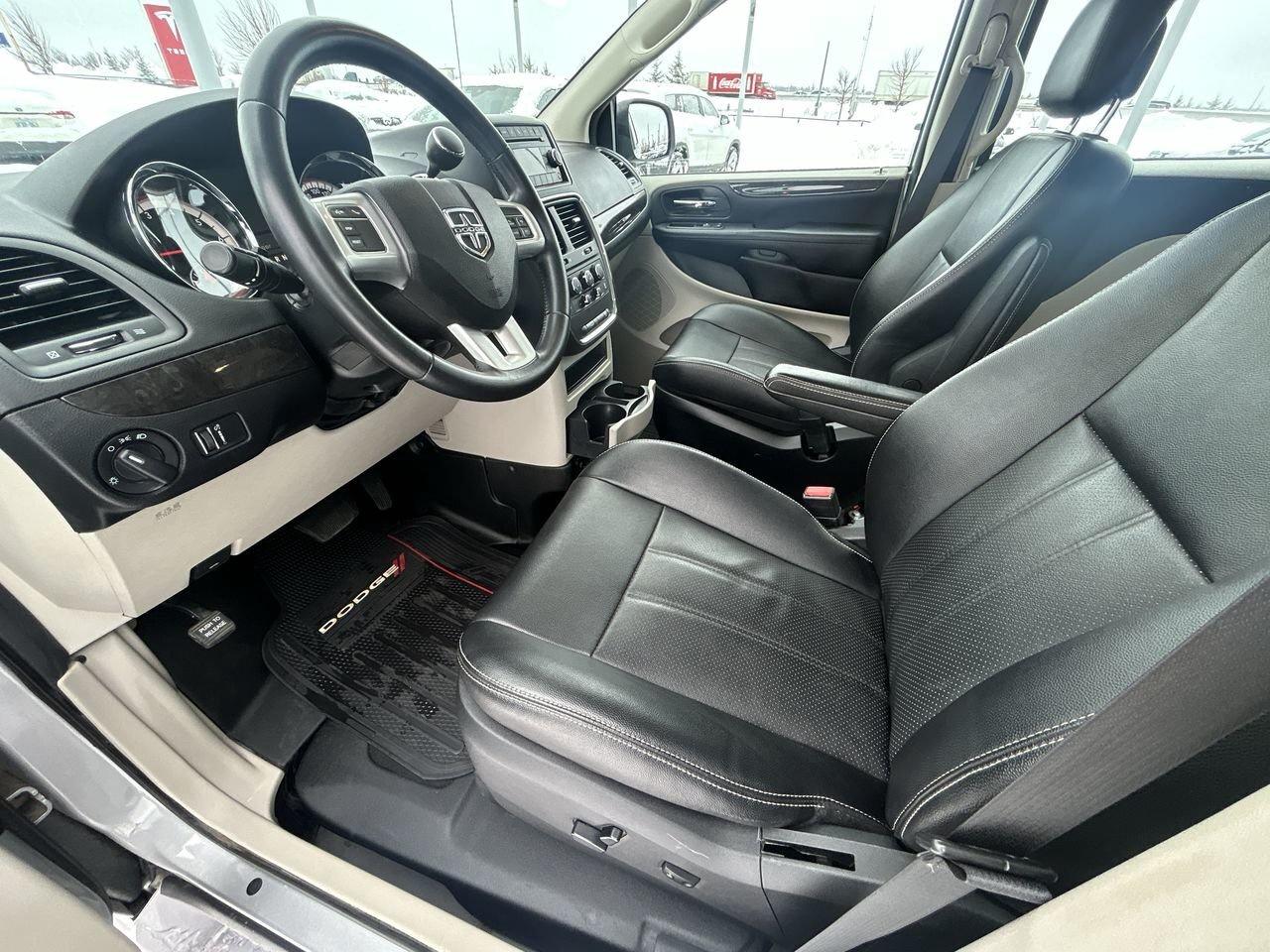 2016 Dodge Grand Caravan SE / SXT   Wheelchair Accessible Photo