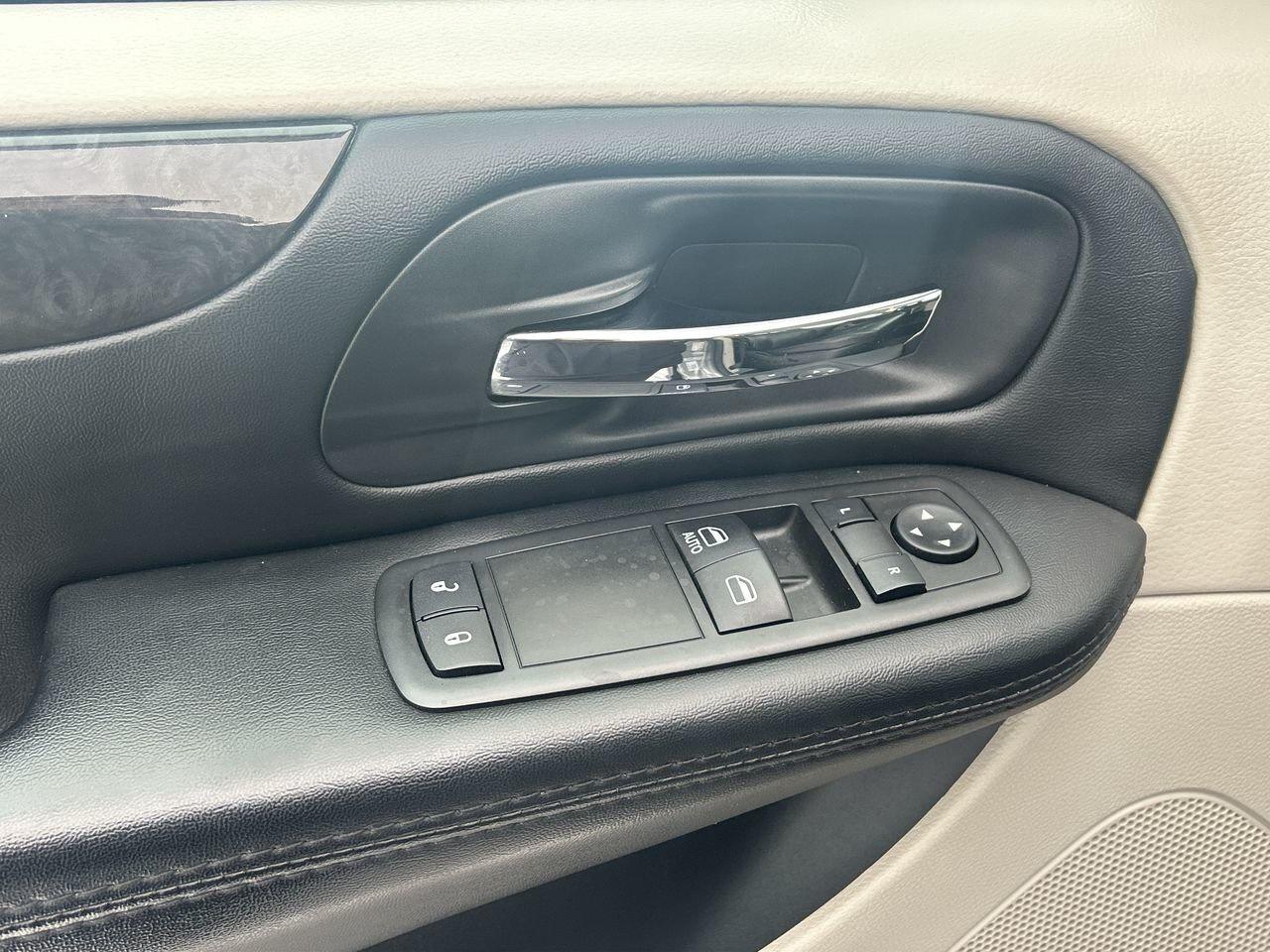 2016 Dodge Grand Caravan SE / SXT   Wheelchair Accessible Photo