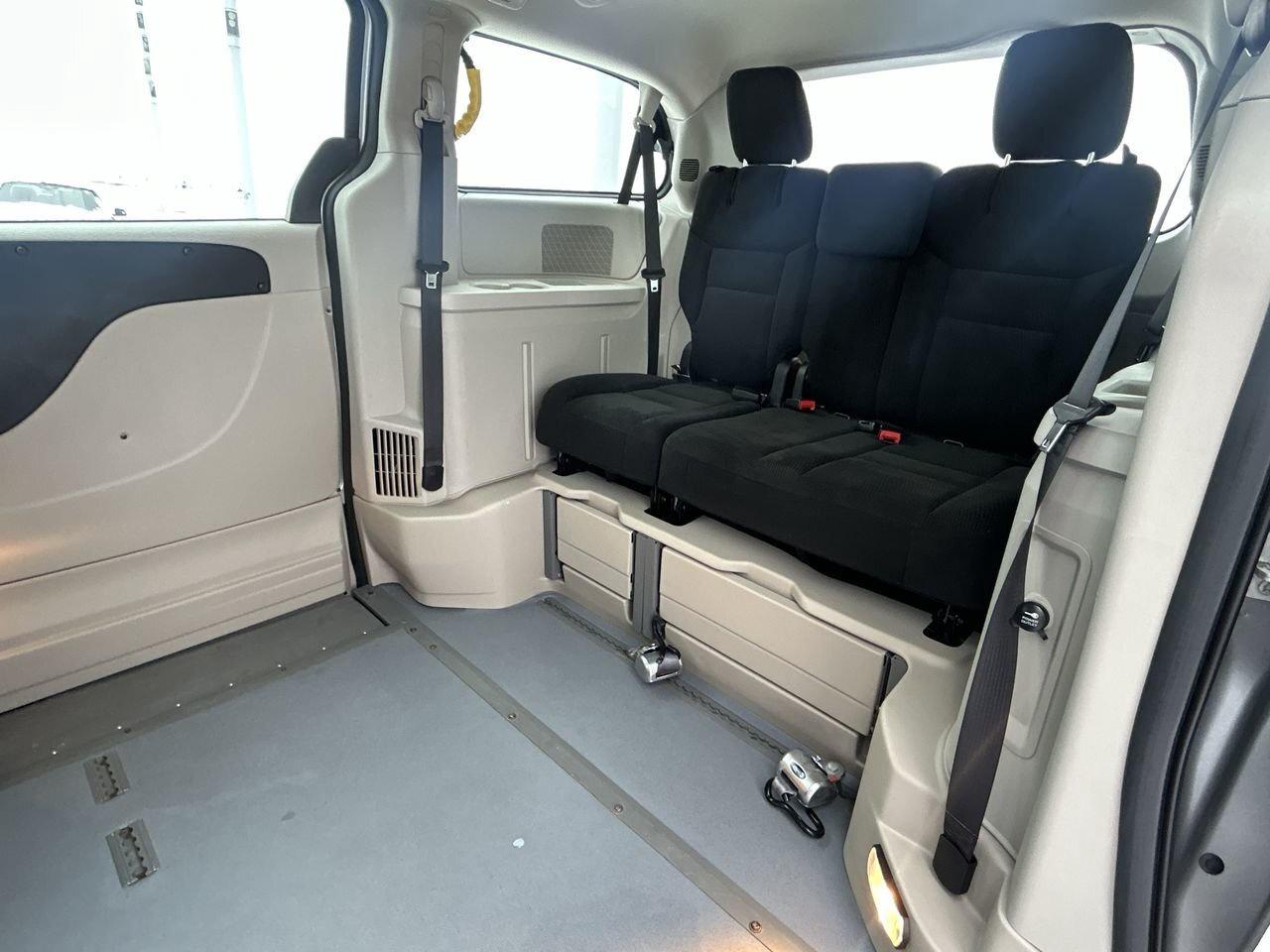 2016 Dodge Grand Caravan SE / SXT   Wheelchair Accessible Photo