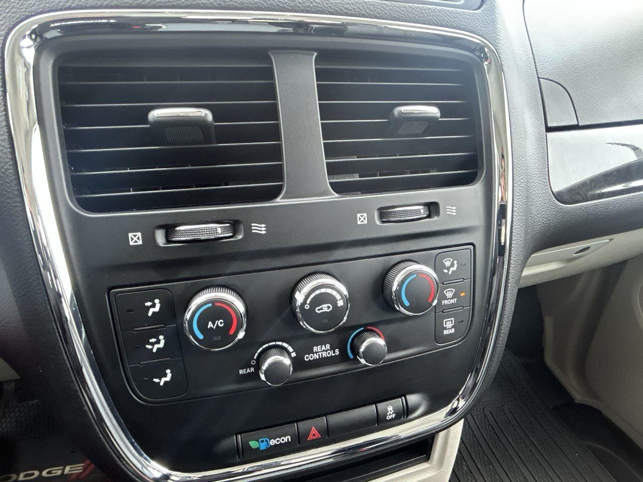 2016 Dodge Grand Caravan SE / SXT   Wheelchair Accessible Photo