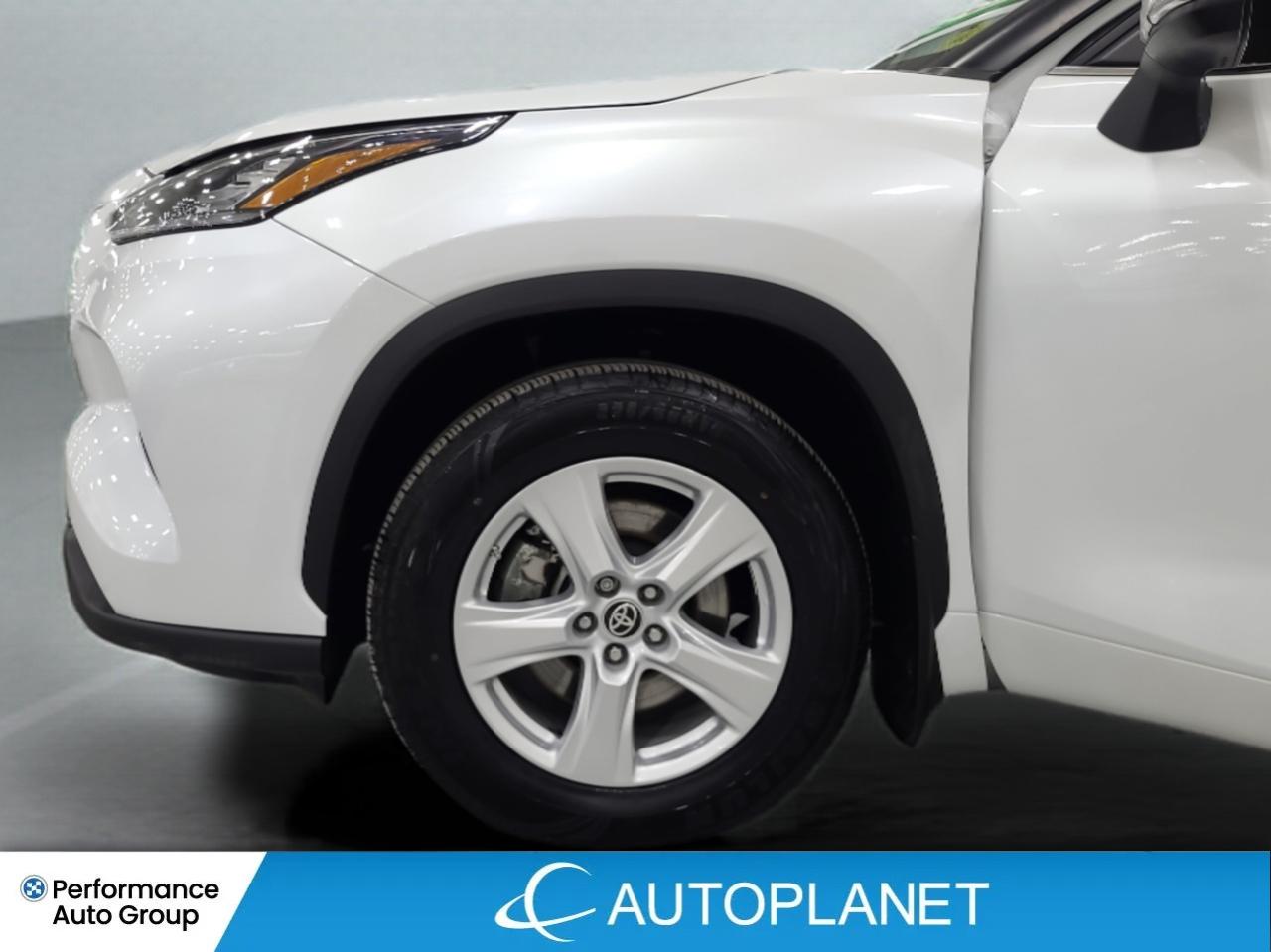 2023 Toyota Highlander LE AWD, Toyota Safety Sense 2.0, Heated Seats! Photo