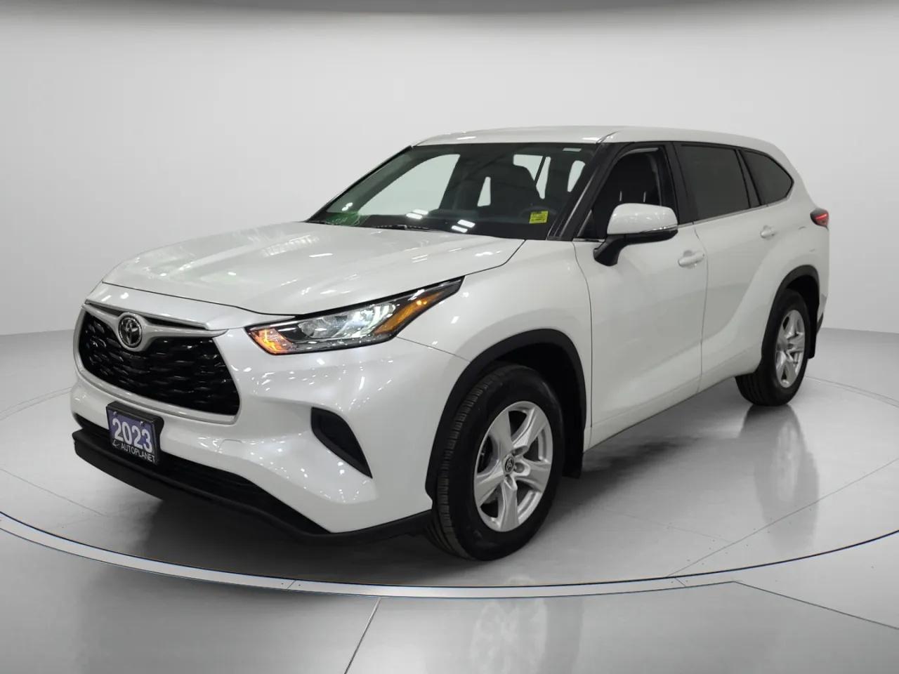 2023 Toyota Highlander LE AWD, Toyota Safety Sense 2.0, Heated Seats! Photo