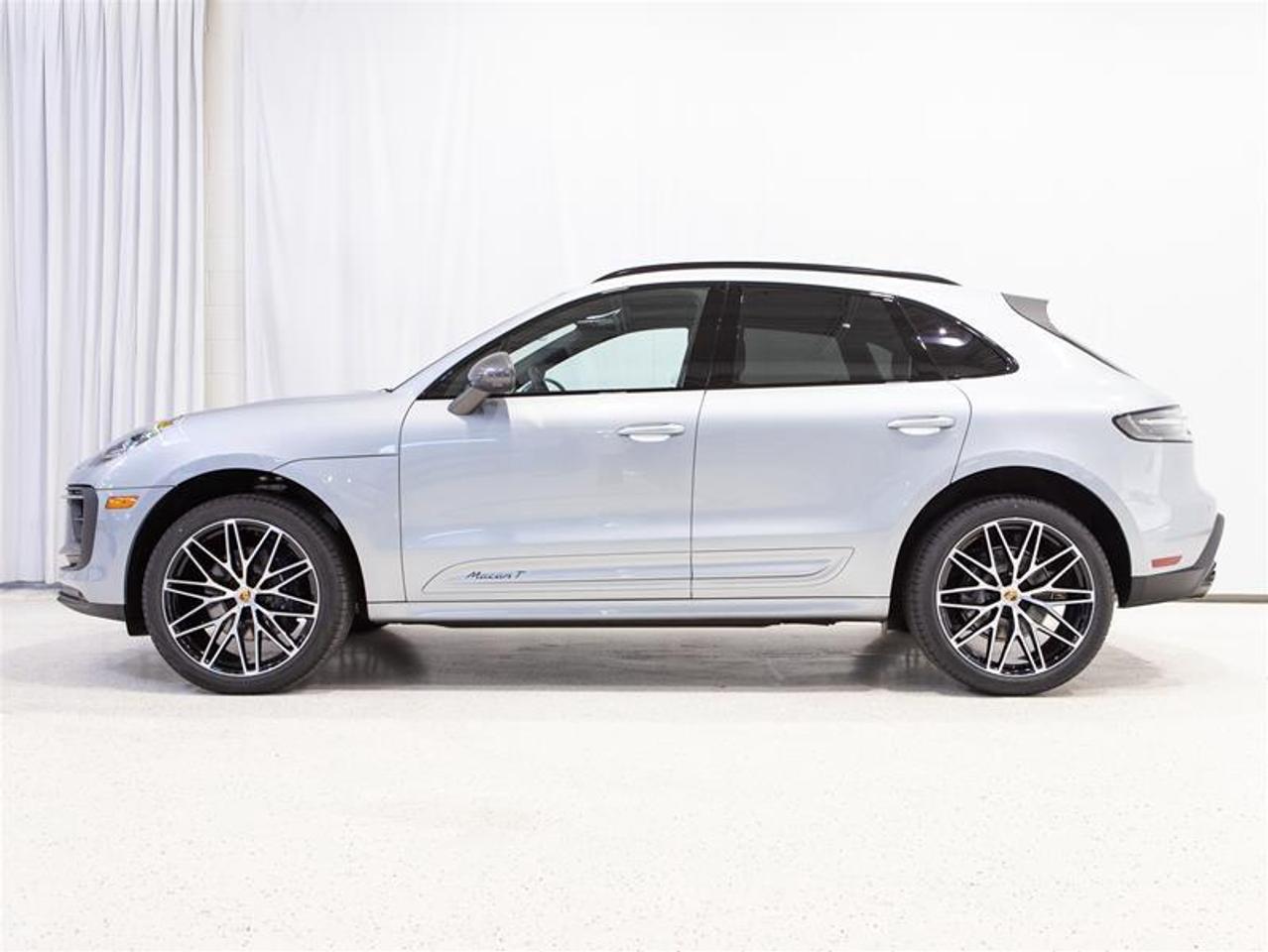 2026 Porsche Macan T AWD Photo4
