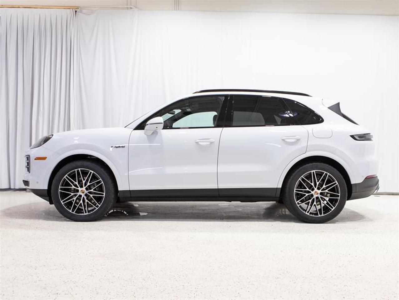 2026 Porsche Cayenne e-Hybrid AWD Photo4